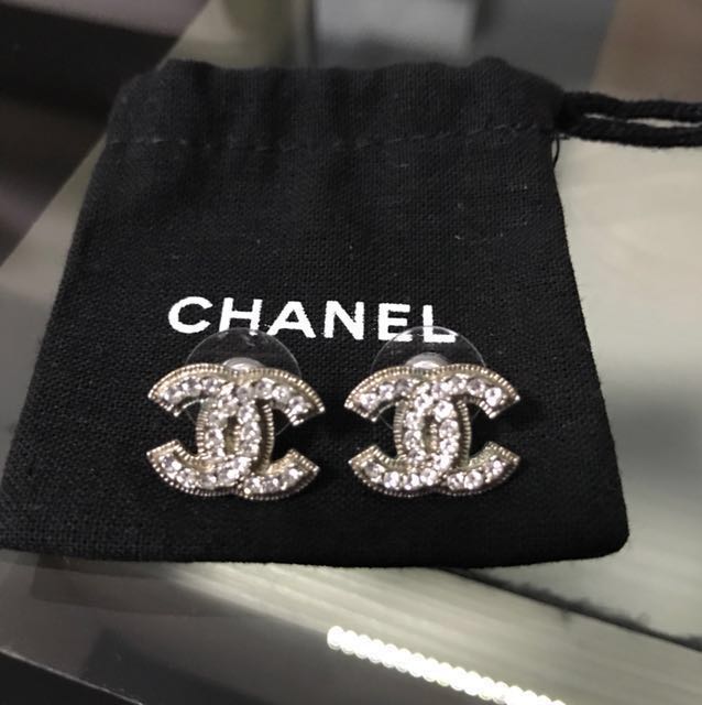Preloved Authentic Chanel earrings ear 