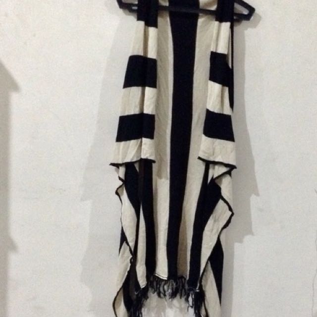 Striped Long Kimono Sleeveless Beach Kimono (Category: Sleeveless) located in Makati City. Submitted by itsmeiah (Listing ID 129188078, Image 1). Description: Freesize. Very trendy. Fits S-M. Bought in Bkk..