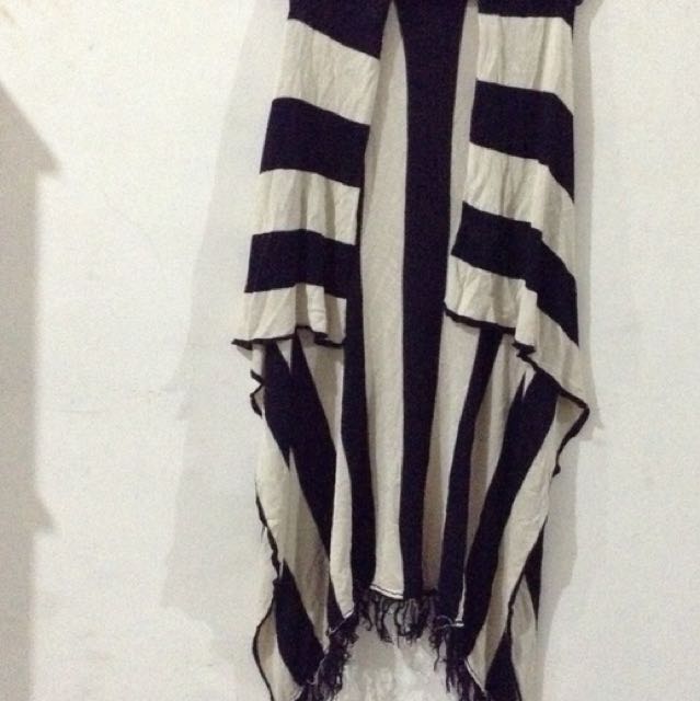Striped Long Kimono Sleeveless Beach Kimono (Category: Sleeveless) located in Makati City. Submitted by itsmeiah (Listing ID 129188078, Image 2). Description: Freesize. Very trendy. Fits S-M. Bought in Bkk..