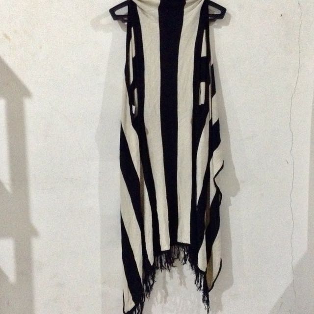 Striped Long Kimono Sleeveless Beach Kimono (Category: Sleeveless) located in Makati City. Submitted by itsmeiah (Listing ID 129188078, Image 3). Description: Freesize. Very trendy. Fits S-M. Bought in Bkk..