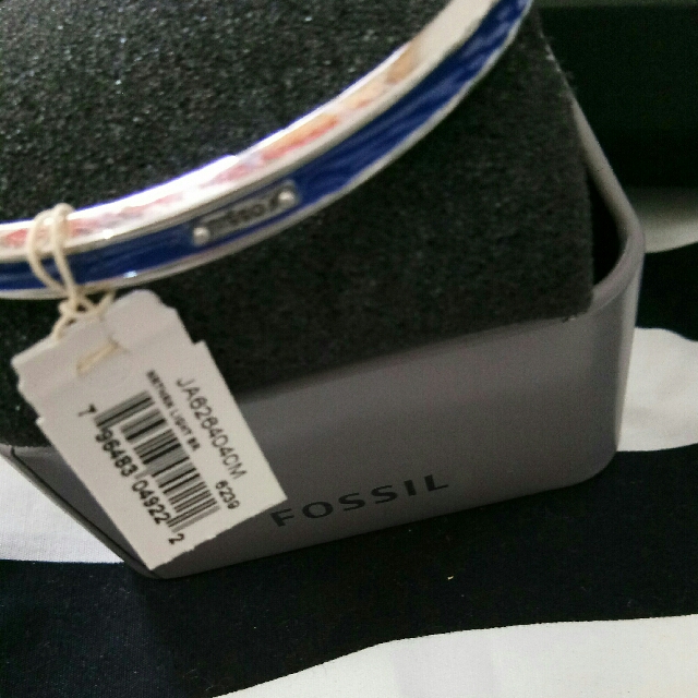 Fossil Bangle (Category: Bracelets) located in Alor Setar. Submitted by zrafd (Listing ID 129396514, Image 2). Description: Authentic Fossil new with tags unisex for men or women bangle.