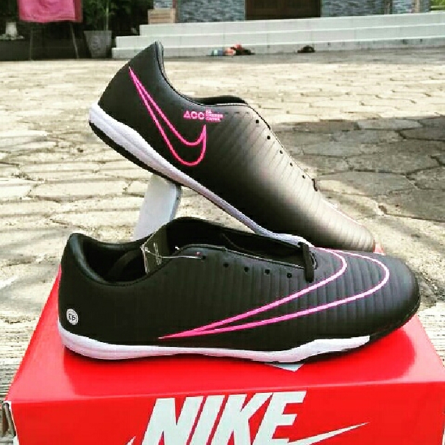 Sepatu Futsal Nike Mercurial Hitam Lis Ungu Olah Raga Perlengkapan Olahraga Lainnya Di Carousell