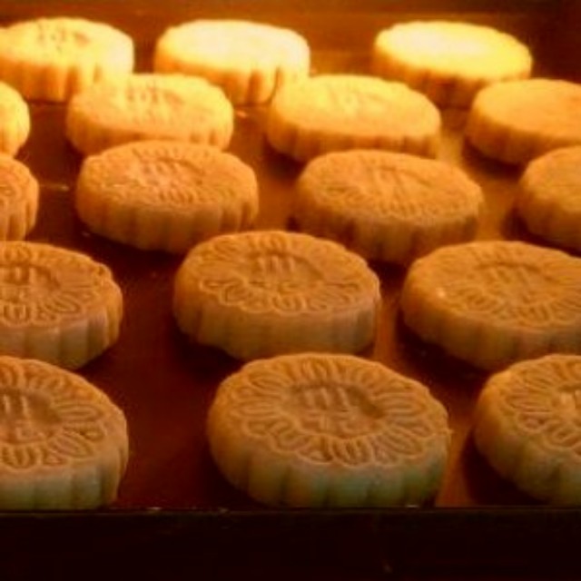 Hainanese 酥盐 Moon Cakes Freshly Baked in Singapore, Food & Drinks