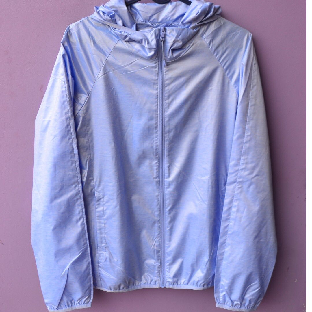 Uniqlo jaket Parka Saku Ringan, Fesyen Wanita, Pakaian Wanita di Carousell