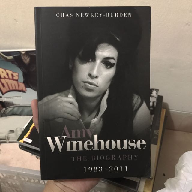 Amy Winehouse the Biography 1983-2011, Buku & Alat Tulis, Buku di