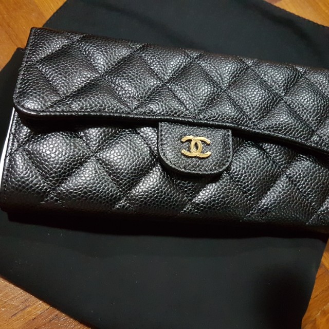 Chanel Classic Tri fold leather Wallet. Black Caviar