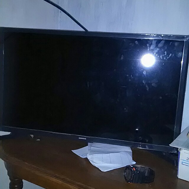 tv samsung led 32 inch plus breket 2jt baru 6 bulan pakai masih lengkap buku box di jamin masih bagus jual bu