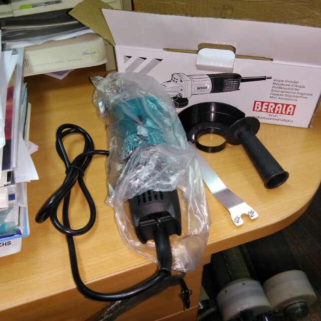 Angle grinder (Category: Home Improvement Tools & Accessories) located in Singapore. Submitted by swrioussamer (Listing ID 129903949, Image 2). Description: Clear stock sales . New angle grinder . 40 sets to sell . 10 pieces and above 35 dollars each ..