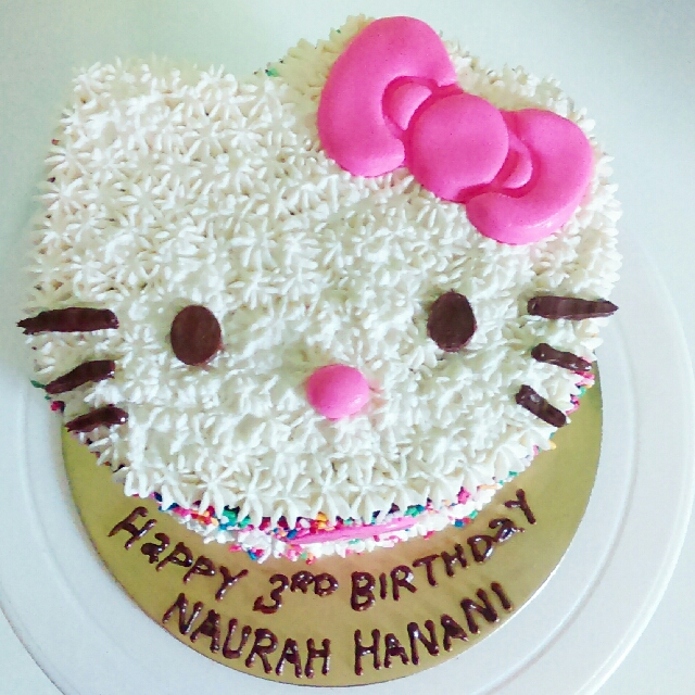 Hello Kitty Cake Food Drinks Baked Goods On Carousell