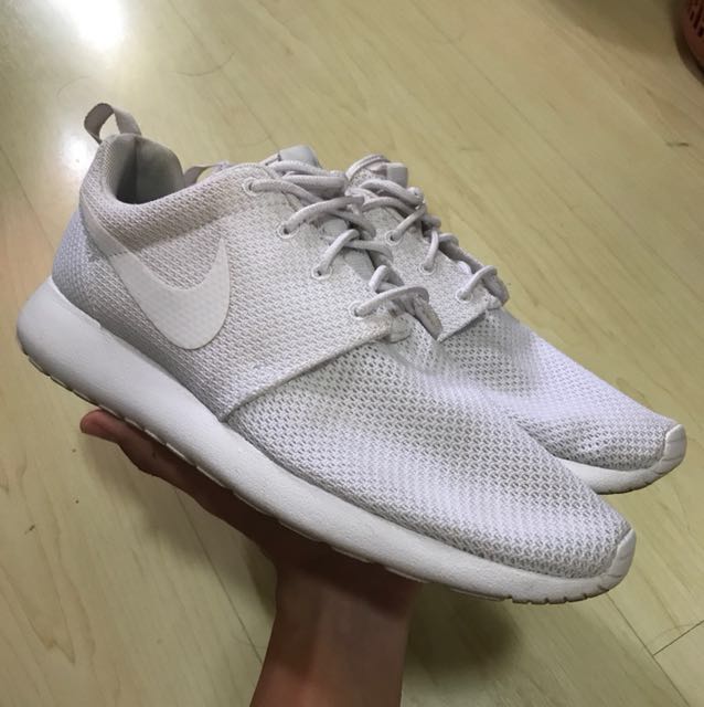 roshe run triple white