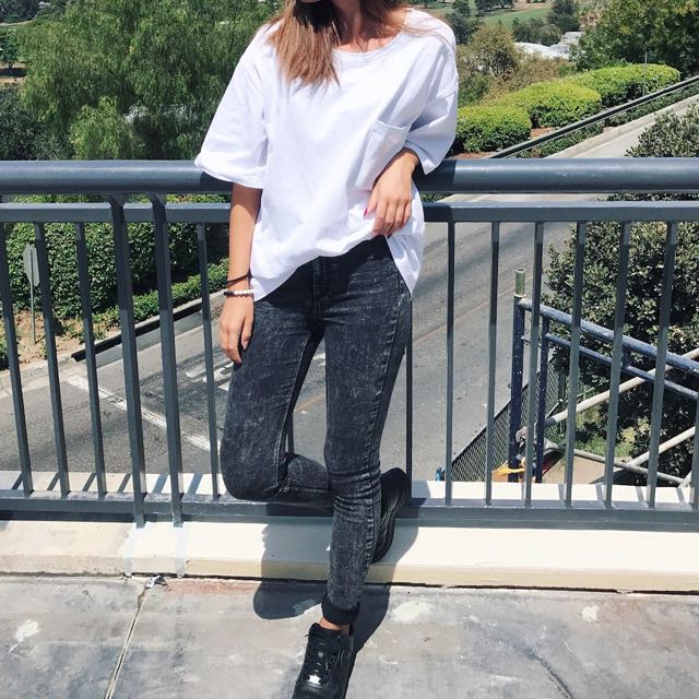 oversized white t shirt outfit