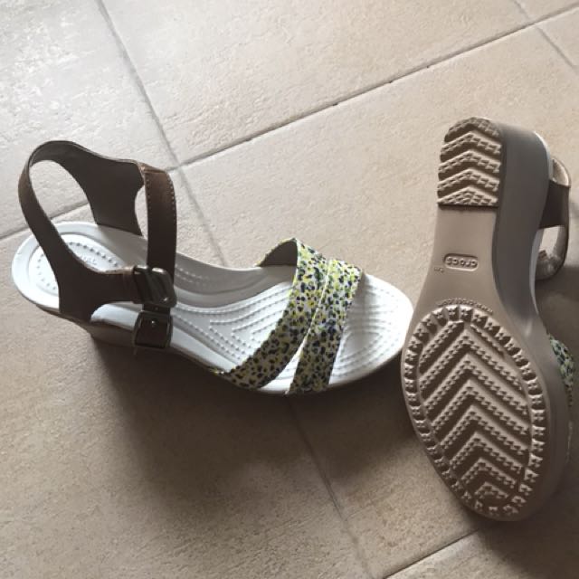 Crocs Wedge, Women's Fashion, Footwear, Wedges on Carousell