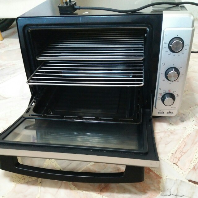 Delonghi convection and rotisserie oven, TV & Home Appliances, Kitchen Appliances, Ovens