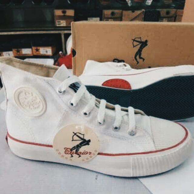 Warrior Shoes Full White Fesyen Pria Sepatu Di Carousell