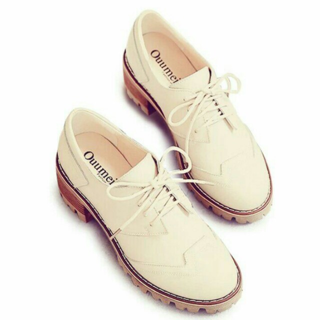 college brogue shoes with flap