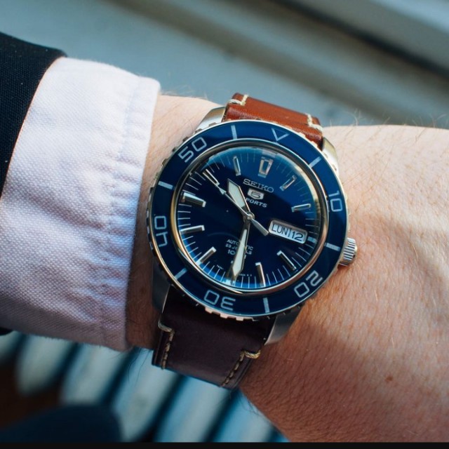 Seiko 5 Divers Half Gold Men S Watch Automatic 23 Jewels Imported Men S Fashion Watches On Carousell