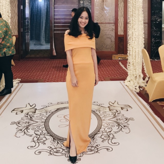 Gold Sabrina Long Dress Fesyen Wanita Pakaian Wanita di Carousell