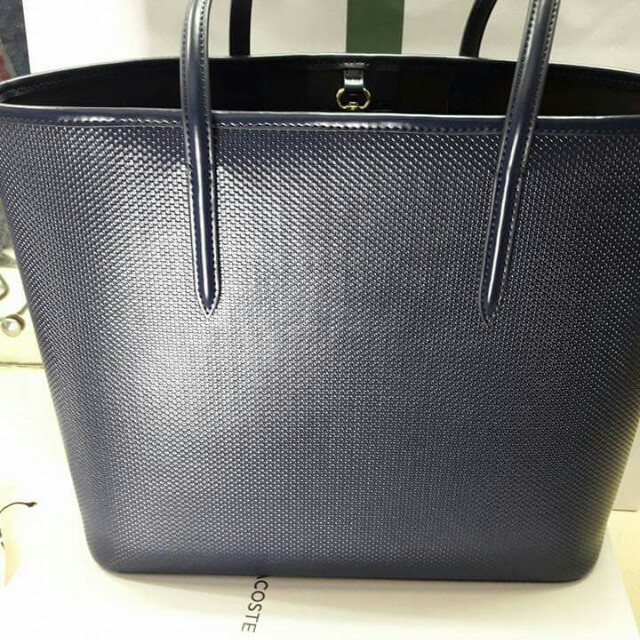 Lacoste Chantanco full Leather tote (Category: Cross-body Bags) located in Makati City. Submitted by foukfouk (Listing ID 130562305, Image 2). Description: Unused :Lacoste Chantanco full Leather tote Comes complete with taga. Tissue. Paper bag. Box. Receipt. Call us for faster transaction. Shin Chua 09174999651 09184555358.