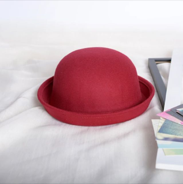 red round hat