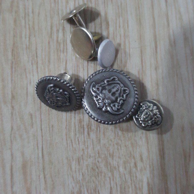 Versace (Category: Religious Items) located in Singapore. Submitted by royal_revolt (Listing ID 129576927, Image 2). Description: 90" Old Sch Keep it as a souvenir If keen PM me Tyvm.