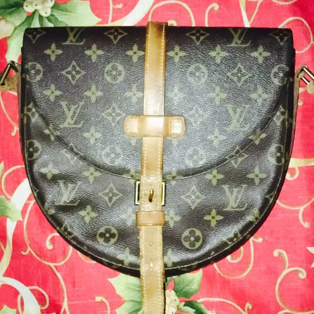 🤎❌sold❌🤎 Louis Vuitton Vintage Monogram Chantilly shoulder/crossbody bag.  A rarely seen cutie! Luminous, thick monogram canvas. Vachetta t…