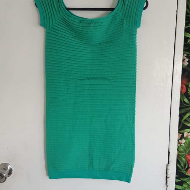 BCBG GREEN PLEATED BODYCON DRESS SIZE MEDIUM/LARGE (Category: Dresses) located in Mandaluyong City. Submitted by love.whatilove (Listing ID 130768642, Image 1). Description: .