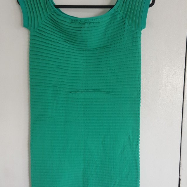 BCBG GREEN PLEATED BODYCON DRESS SIZE MEDIUM/LARGE (Category: Dresses) located in Mandaluyong City. Submitted by love.whatilove (Listing ID 130768642, Image 3). Description: .