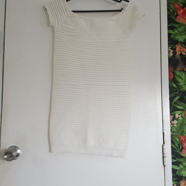 BCBG WHITE PLEATED BODYCON DRESS SIZE MEDIUM/LARGE (Category: Dresses) located in Mandaluyong City. Submitted by love.whatilove (Listing ID 130774235, Image 1). Description: Never been worn but just stored. Has a very small stain from storage (not noticeable) that can be removed with laundry. Selling low.