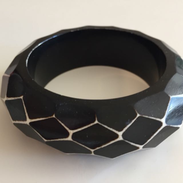 Large Bangle (Category: Accessories) located in Toronto. Submitted by hgigi (Listing ID 130878944, Image 2). Description: .