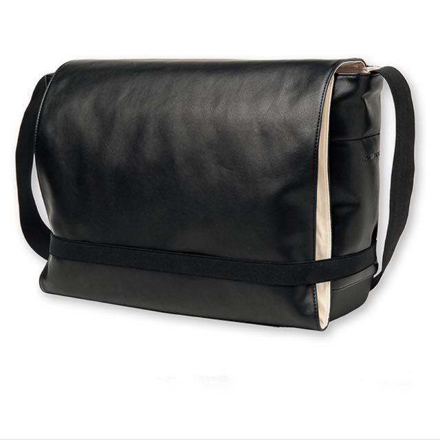Moleskine classic slim messenger bag 2025