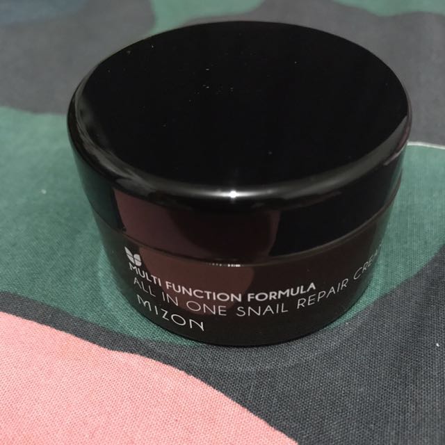 MIZON ALL IN ONE SNAIL CREAM 30ml (Category: Face Care) located in Mandaluyong City. Submitted by iam.super.rhei (Listing ID 125777467, Image 1). Description: A truly innovative and hydrating cream formulated with 92% snail extract. You heard right. This best-selling cream has sold by the millions across Asia for its high efficacy ingredients. The All-In-One Snail Repair Cream hydrates, helps improve the appearance of fine lines, and helps reduce