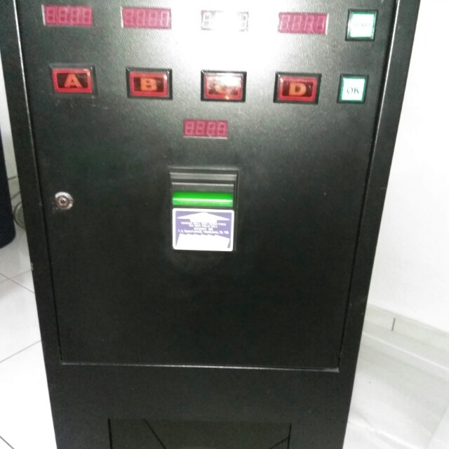 Vending Machine (Category: Others) located in Kuala Lumpur. Submitted by tomshop123 (Listing ID 130990984, Image 2). Description: Vending Machine 4 x product 63.5" h x 17.5" w x 16" d Friendly user not included Note acceptor..