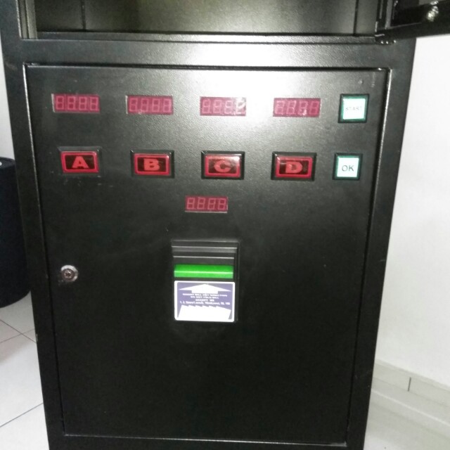Vending Machine (Category: Others) located in Kuala Lumpur. Submitted by tomshop123 (Listing ID 130990984, Image 3). Description: Vending Machine 4 x product 63.5" h x 17.5" w x 16" d Friendly user not included Note acceptor..