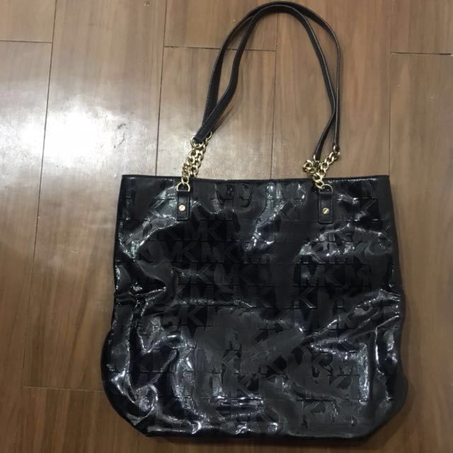 Black shiny 2025 michael kors purse