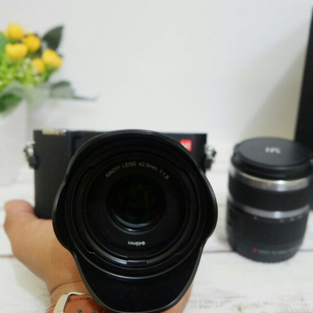 Mirrorless Xiaomi YI M1 with Lensa kit 1240mm + Lensa Fix 42,5mm F, 1.