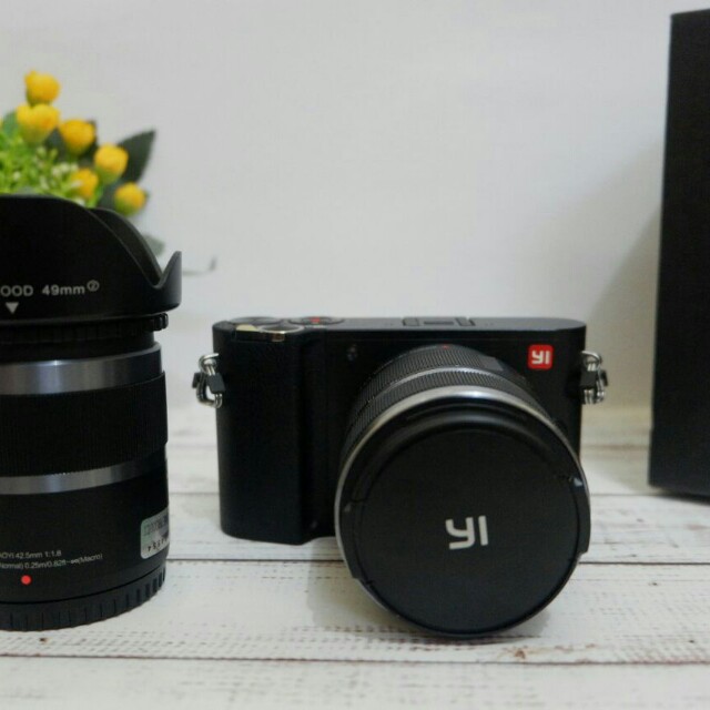 Mirrorless Xiaomi YI M1 with Lensa kit 1240mm + Lensa Fix 42,5mm F, 1.
