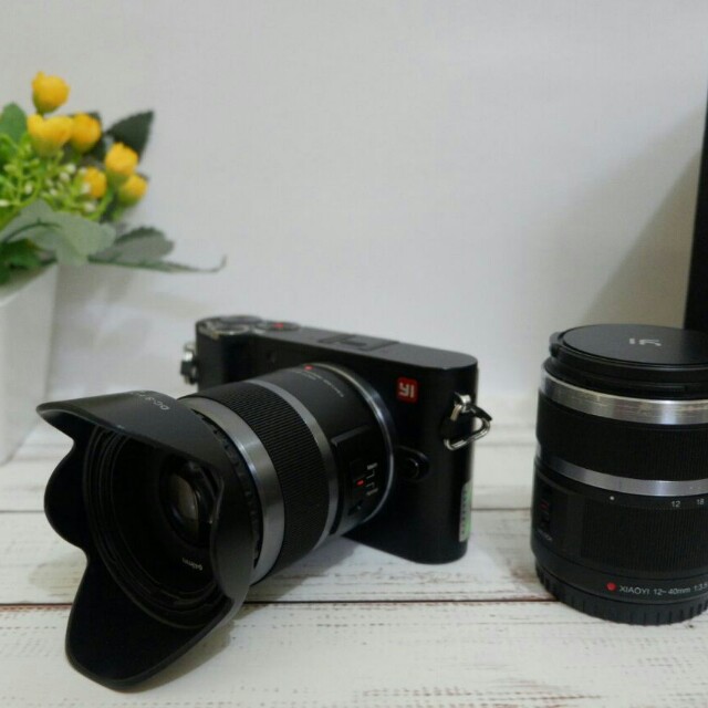 Mirrorless Xiaomi YI M1 with Lensa kit 1240mm + Lensa Fix 42,5mm F, 1.