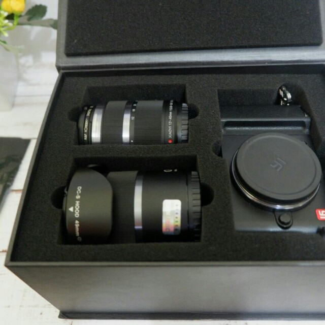 Mirrorless Xiaomi YI M1 with Lensa kit 1240mm + Lensa Fix 42,5mm F, 1.
