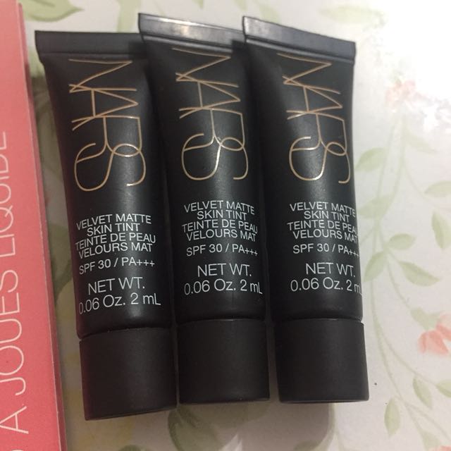 Nars sample （分類：化妝品）位於 Hong Kong。 由 soofuli 提交（商品編號 131564050，圖片 2）。簡介： Nars liquid blush*2 (organsm) Velvet matte skin tint (light 1 Finland x2, light 2 Alaska x 1) 不散賣 。