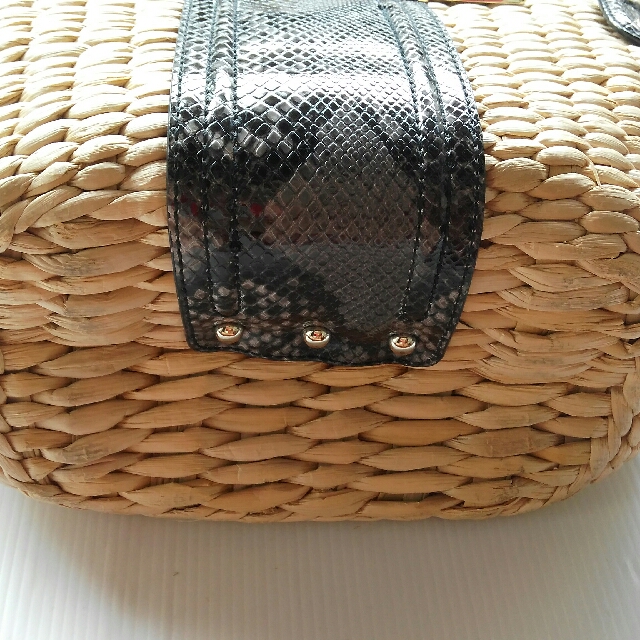 Guess Straw Bag, Fesyen Wanita, Tas & Dompet di Carousell