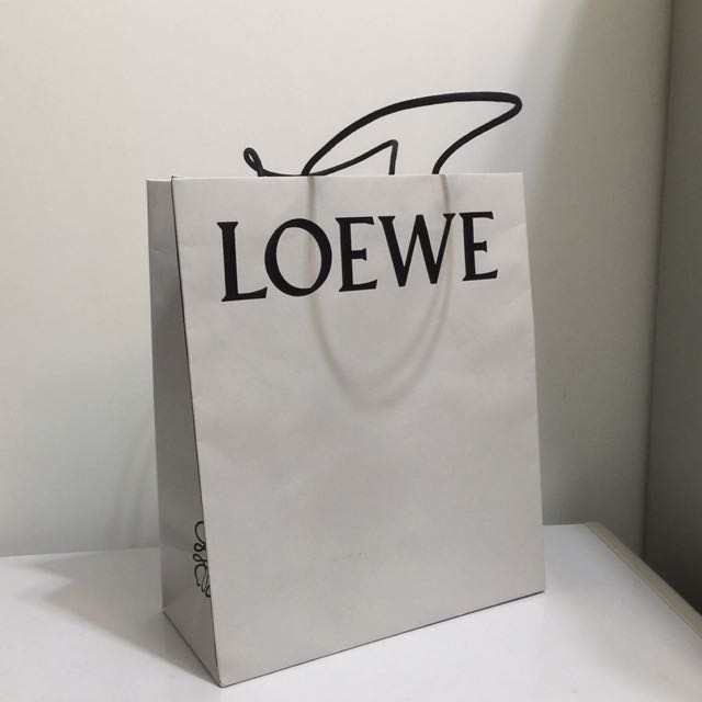 全新羅威Loewe 專櫃精品紙袋（大）白, 她的時尚, 包包與錢包, 長銀包在旋轉拍賣