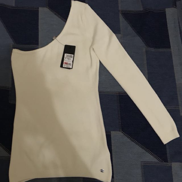 GUESS Sexy Venus-cut White Top (Category: Others Tops) located in Cainta. Submitted by kletandrea (Listing ID 131931868, Image 1). Description: .