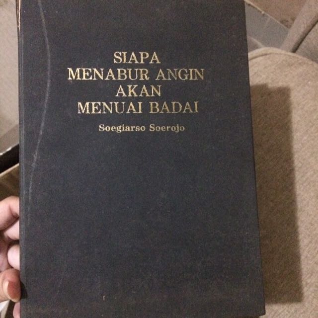Siapa Menabur Angin Akan Menuai Badai Soegiarso Soerojo Buku Alat Tulis Buku Di Carousell