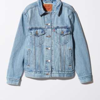 LEVI's boyfriend denim jacket (aritzia)