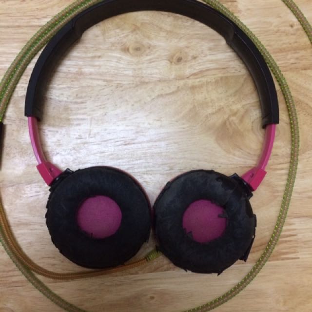 Audio Technica Headphone (Category: Headphones & Headsets) located in Pasay City. Submitted by stuffz.ph (Listing ID 132265605, Image 2). Description: Audio Technica Street Monitoring Headphone ✅Portable headphones with mic for calls ✅Used for about 2 years ✅Still working ✅Includes cord protection .