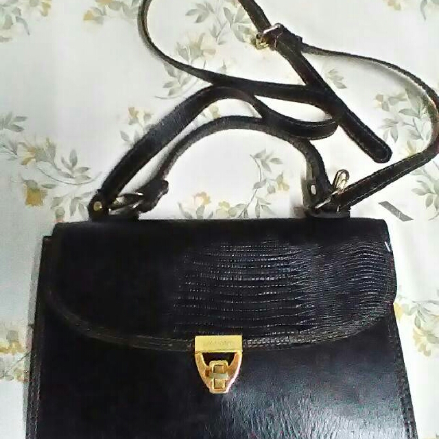 Beg LV Kulit Original, Women's Fashion, Bags & Wallets, Purses & Pouches on  Carousell