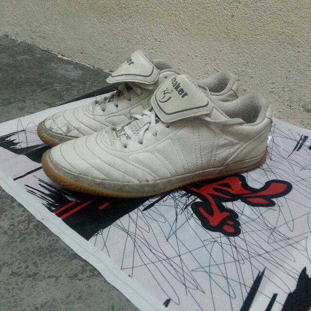 Breaker Futsal Shoes, Sports, Athletic