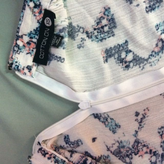 Cotton-on skirt with slits (Category: Skirts) located in Quezon City. Submitted by lorgeeee (Listing ID 132355160, Image 3). Description: Never worn, has slits on both sides. Fits 25-26 waistline.