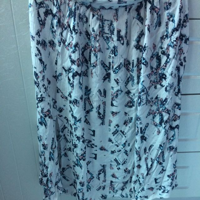 Cotton-on skirt with slits (Category: Skirts) located in Quezon City. Submitted by lorgeeee (Listing ID 132355160, Image 2). Description: Never worn, has slits on both sides. Fits 25-26 waistline.