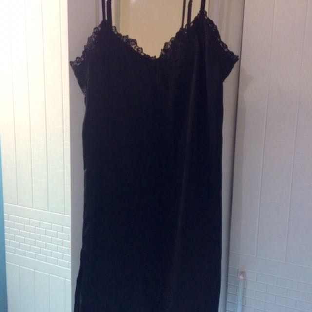 F21 slip-on dress (Category: Dresses) located in Quezon City. Submitted by lorgeeee (Listing ID 129175491, Image 1). Description: Condition: 9/10 Mid-length, with slit on the side, adjustable straps.